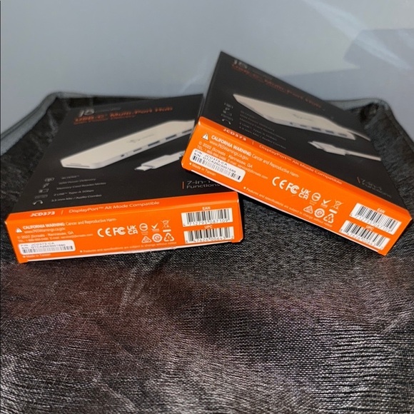 White USB Hub with Multiple Ports for Computers and Laptops - Picture 3 of 3